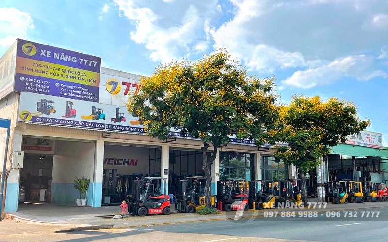 Tại showroom 736-738 QL1A của Xe nâng 7777