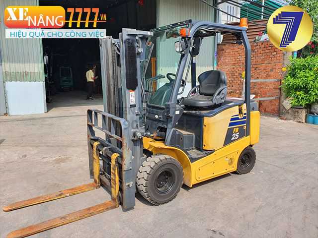 Xe nâng điện ngồi lái KOMATSU FB25-12