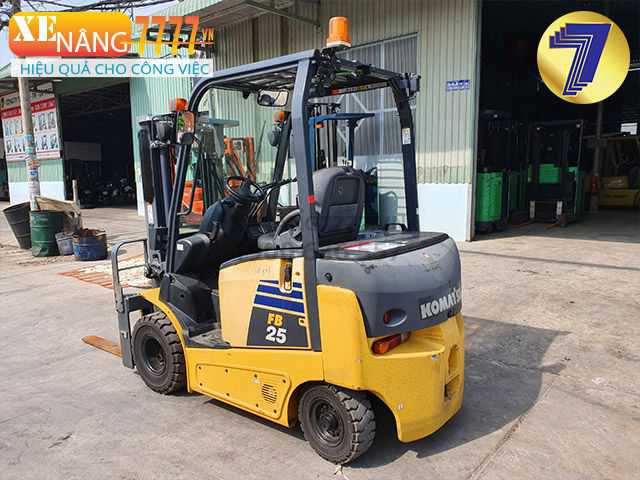 Xe nâng điện ngồi lái KOMATSU FB25-12