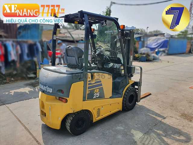 Xe nâng điện ngồi lái KOMATSU FB25-12