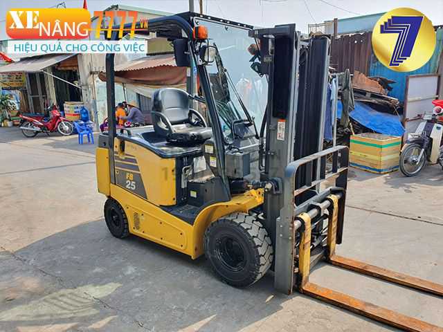 Xe nâng điện ngồi lái KOMATSU FB25-12